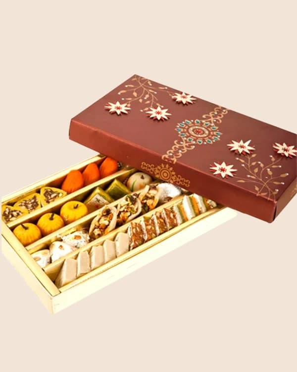 Brown 1 kg sweet box with star print and tray
